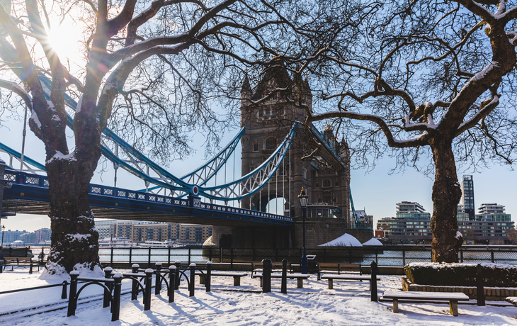Tower Bridge in London mit Schnee