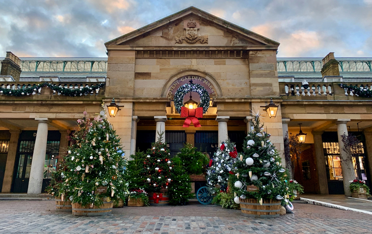 Weihnachtsbäume und Weihnachtsdekoration vor dem Covent Garden Market im Zentrum Londons