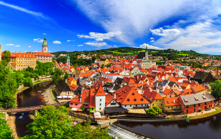 Schöne panoramische Marksteinansicht zur Kirche und zum Schloss in Cesky Krumlov,Tschechische Republik. UNESCO-Weltkulturerbe