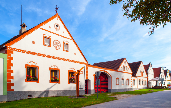 malerische Häuser von Holasovice in der Tschechischen Republik: UNESCO-Weltkulturerbe