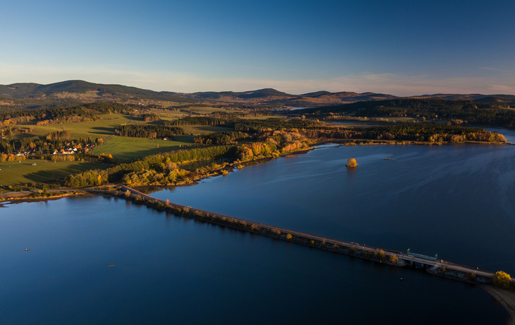 Lipno-Stausee - ein Staudamm und Wasserkraftwerk in der Tschechischen Republik 