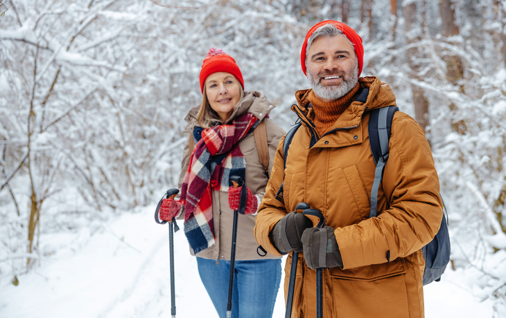 Mann und Frau in einem Winterwald