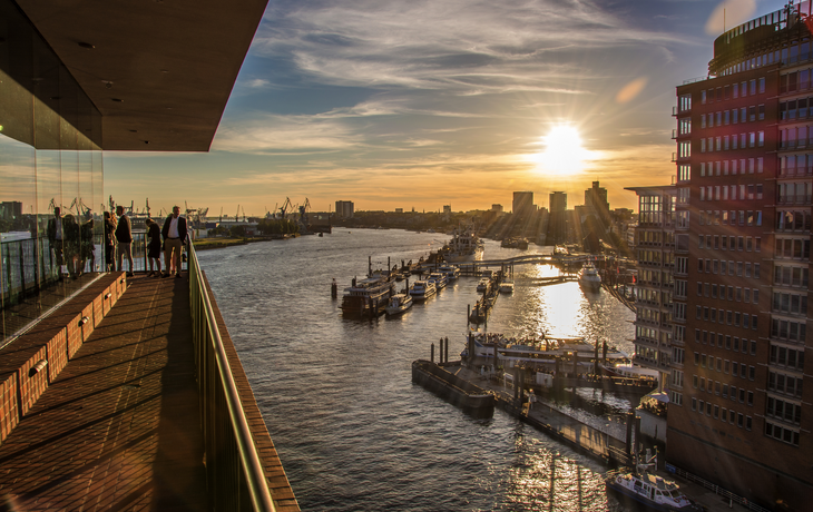 Hamburger Hafen von der Plaza der Elbphilharmonie aus gesehen, Deutschland
