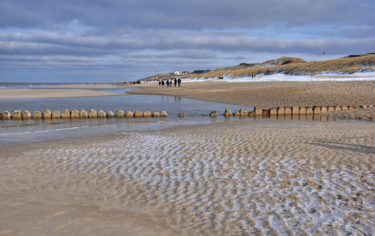 Wanderung am Strand im Winter auf Sylt nach Wenningstedt