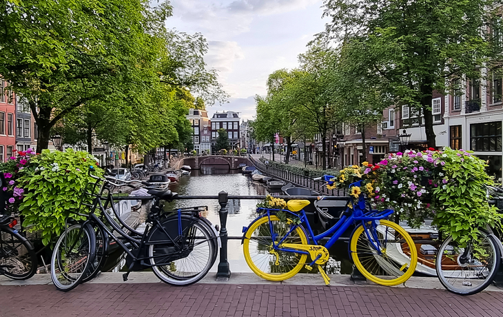 Fahrräder auf einer Brücke über einen Kanal in Amsterdam, Niederlande