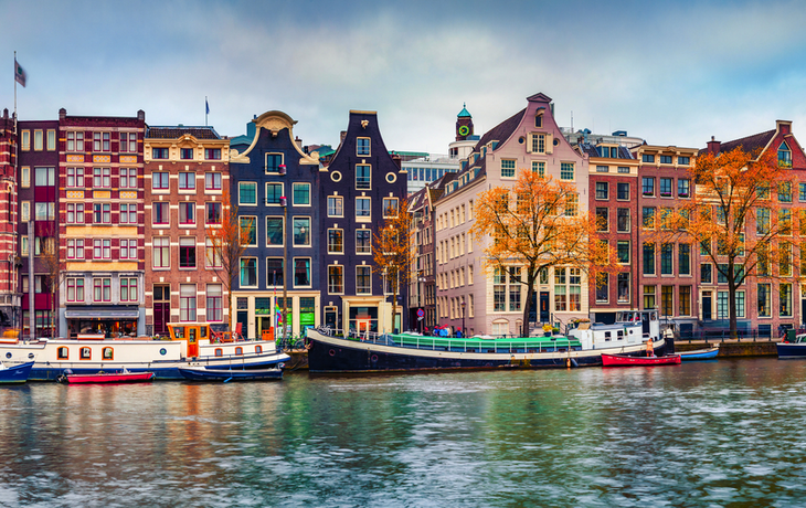 Panoramablick auf die Stadt Amsterdam im Herbst. 
