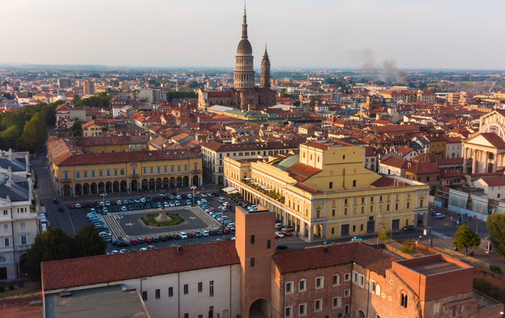 Luftaufnahme von Novara in Italien mit seiner berühmten Kuppel von San Gaudenzio