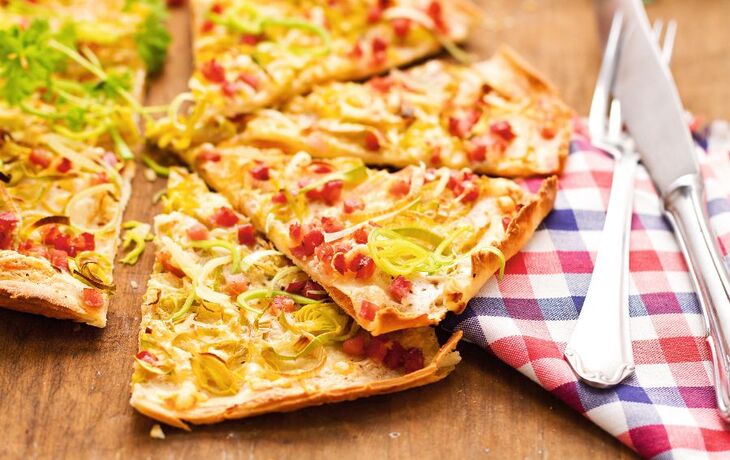 Flammkuchen mit Lauch und Schinkenwürfeln