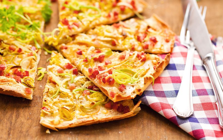 Flammkuchen mit Lauch und Schinkenwürfeln
