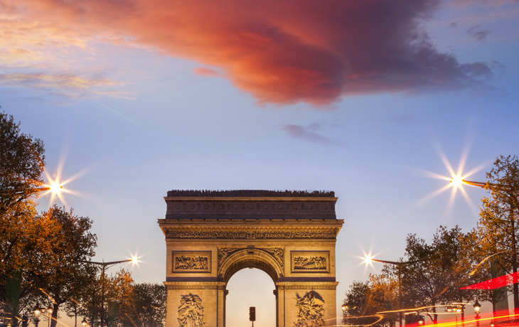 Arc de Triumph bei Nacht in Paris, Frankreich