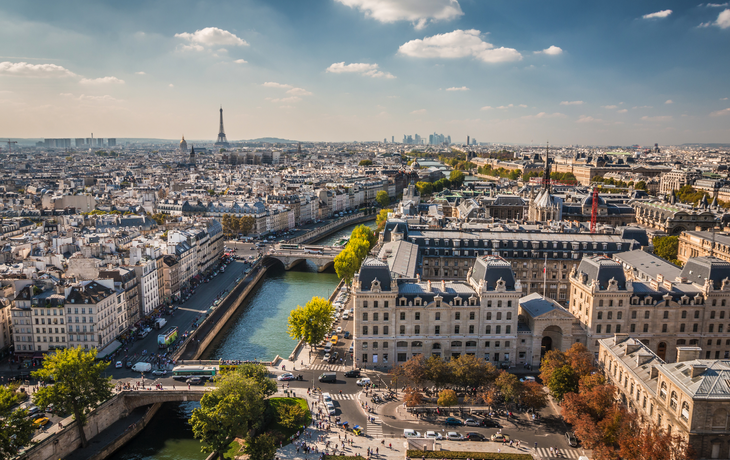 Stadtansicht von Paris im Sommer