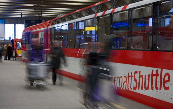 Zermatt Shuttle Zug am Matterhorn