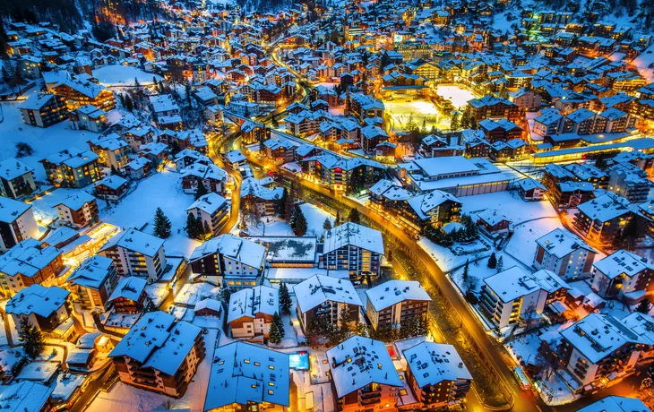 Luftaufnahme des Dorfes Zermatt bei Nacht im Winter