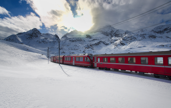 der Bernina Express durchquert die verschneiten Schweizer Alpen