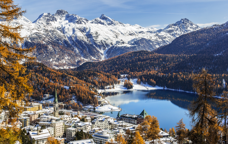 Blick auf St. Moritz, die berühmte Ferienregion für Wintersport
