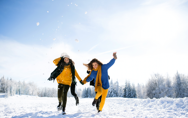 Spaziergang im Schnee im Winter