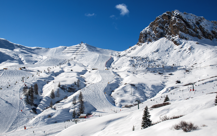 Skigebiet in den Alpen der Dolomiten. Blick auf die Sellagruppe im Grödnertal. Italien