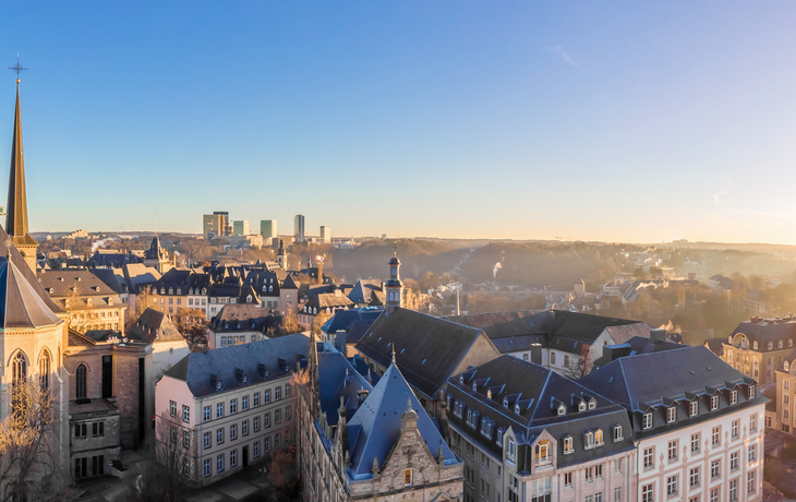 Luftaufnahme von Luxemburg an einem Wintermorgen