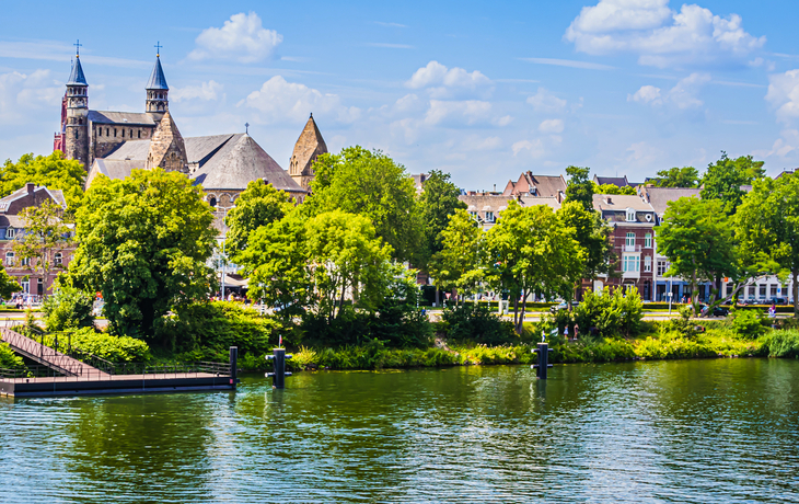 Basilika in Maastricht mit Blick auf den Fluss