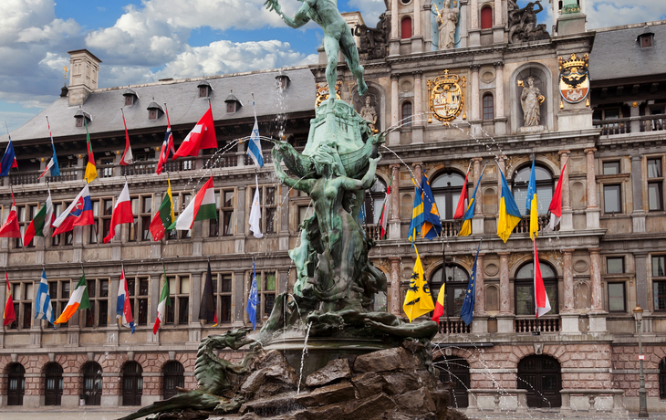Brabobrunnen auf dem Grote Markt der belgischen Stadt Antwerpen