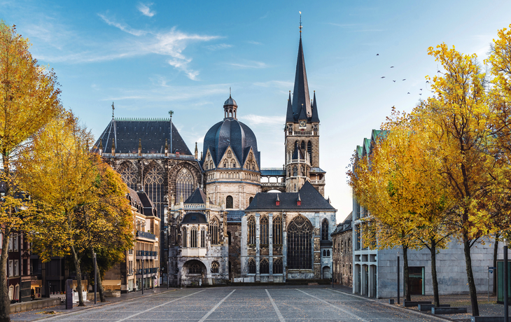 Deutscher Dom in Aachen im Herbst