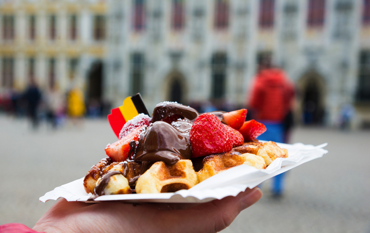Belgische Waffel vor dem Hintergund von Brügge