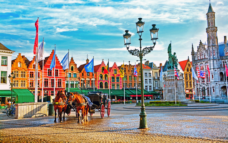Pferdekutschen auf dem Grote Markt in der mittelalterlichen Stadt Brügge am Morgen