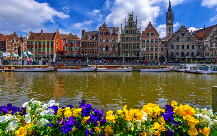 Blick auf die Graslei, die Korenlei und die Leie im historischen Stadtzentrum von Gent, Belgien