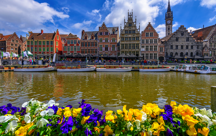 Blick auf die Graslei, die Korenlei und die Leie im historischen Stadtzentrum von Gent, Belgien