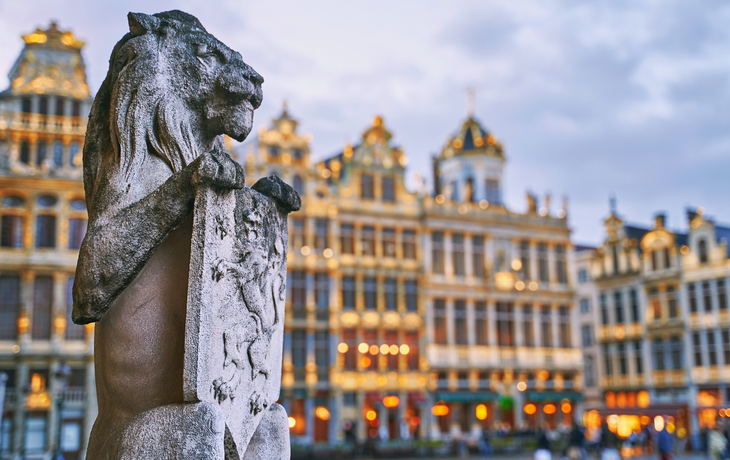 Löwenstatue auf dem Grand Place in Brüssel, Belgien, in der Abenddämmerung