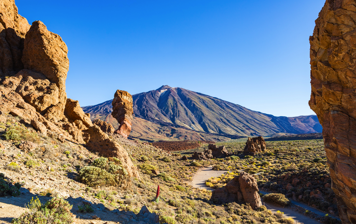 Roque Cinchado mit El Teide Vulkan auf der kanarischen Insel Teneriffa