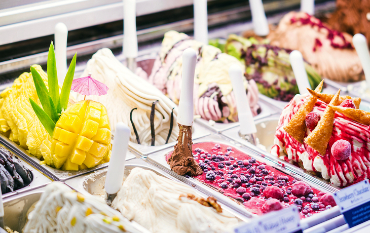 klassisches italienisches Gelato in der Auslage