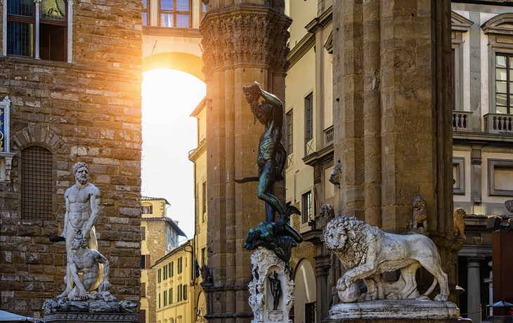 Skulptur der Loggia dei Lanzi und des Palazzo Vecchio auf der Piazza della Signoria in Florenz