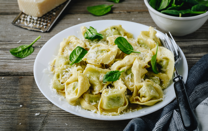 Italienische Ravioli-Nudeln mit Spinat und Ricotta auf Holzuntergrund