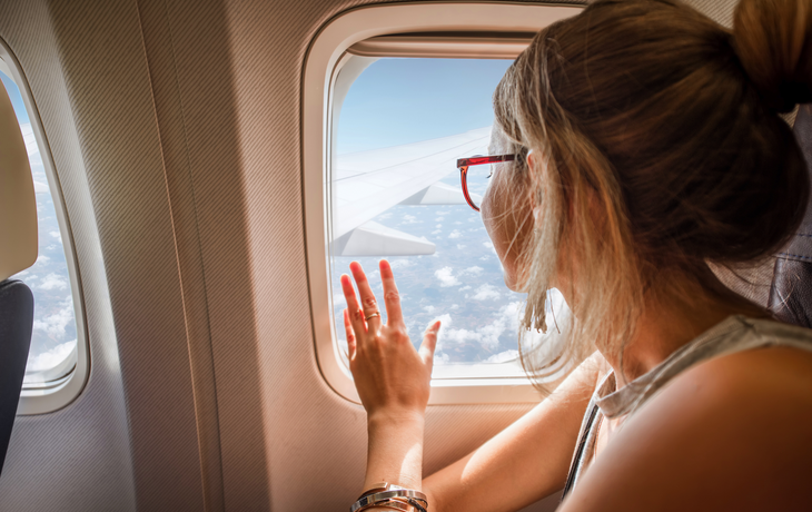 Frau im Flugzeug