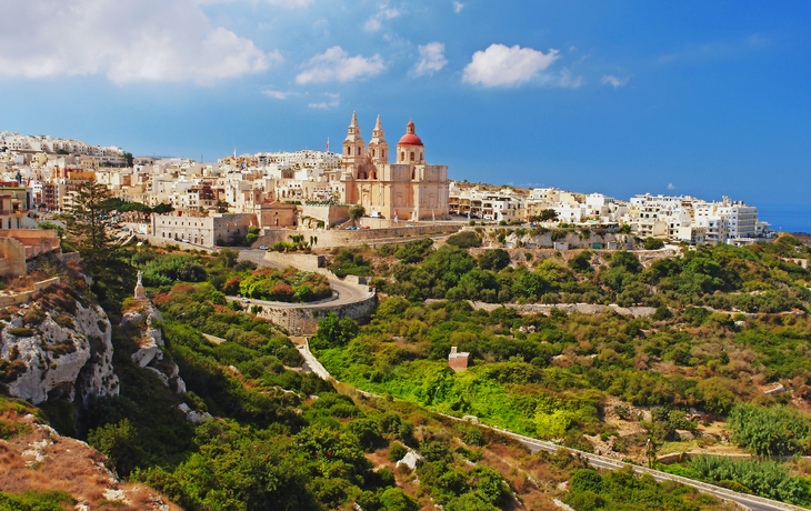 Blick auf Kirche St. Mary in Mellieha, Malta
