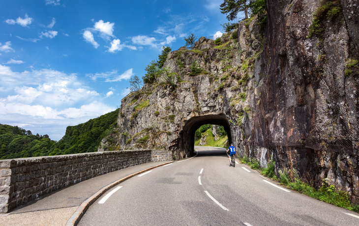 Col de la Schlucht: Radfahrer vor Straßentunnel in Felsenbergen