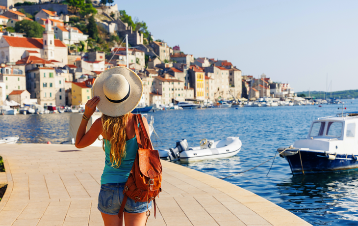 weibliche Touristin in Šibenik – Reisen, Urlaub, Tourismuskonzept