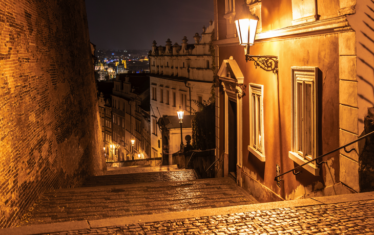 Neue Schlosstreppe auf der Prager Burg bei Nacht, Tschechische Republik