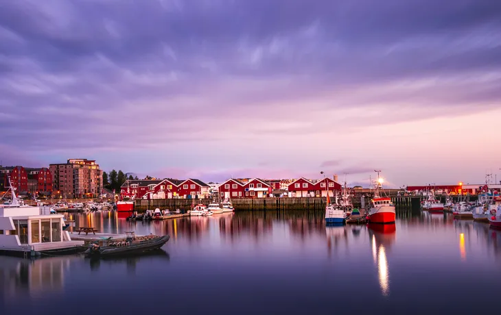 Blick auf den Hafen von Bodo am Abend im Sommer