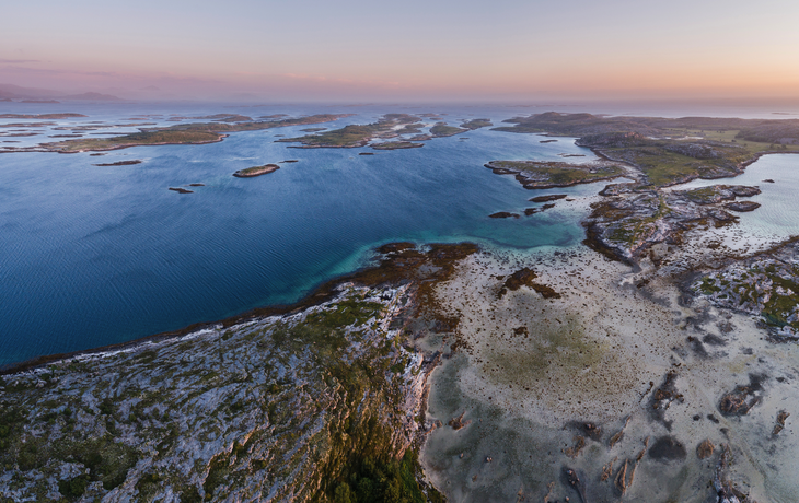 Luftaufnahme eines Gezeitengebietes an der norwegischen Küste in der Nähe der Stadt Brönnöysund