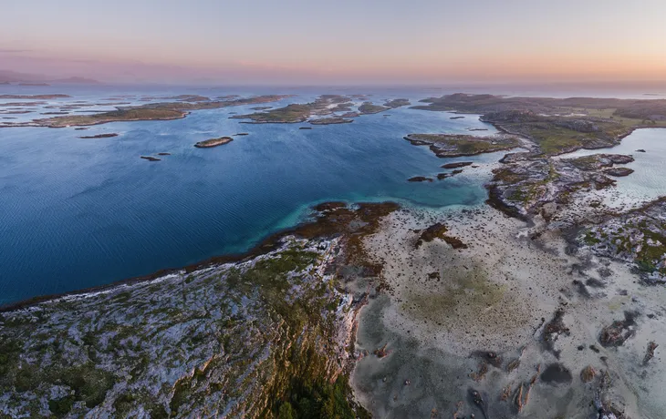 Luftaufnahme eines Gezeitengebietes an der norwegischen Küste in der Nähe der Stadt Brönnöysund