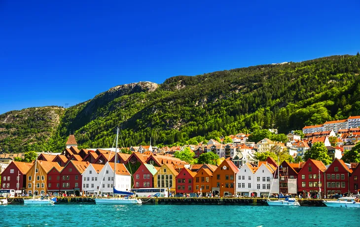 Blick auf die Stadtlandschaft und die Holzgebäude von Bryygen in Norwegen