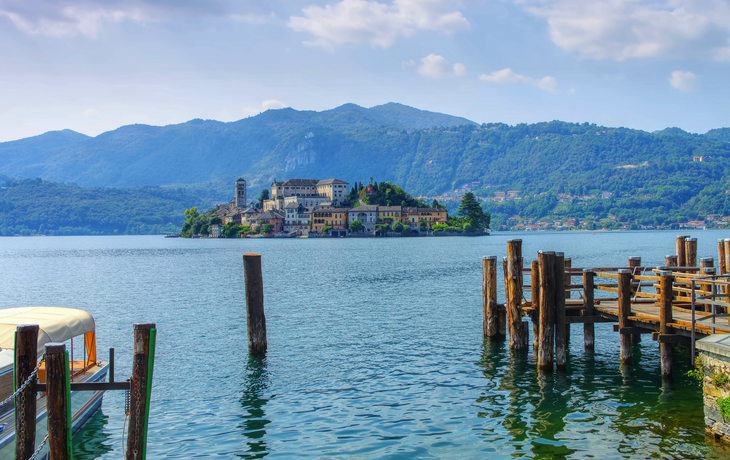 Blick auf die Insel Isola San Giulio im Orta-See in Italien