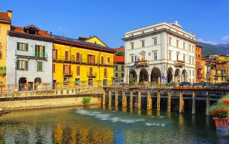 Blick auf die Stadt Omegna am Orta-See in Italien