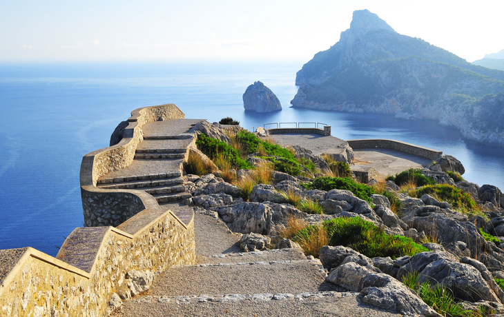 Aussichtsplattform mit Meerblick auf Mallorca am Kap Formentor