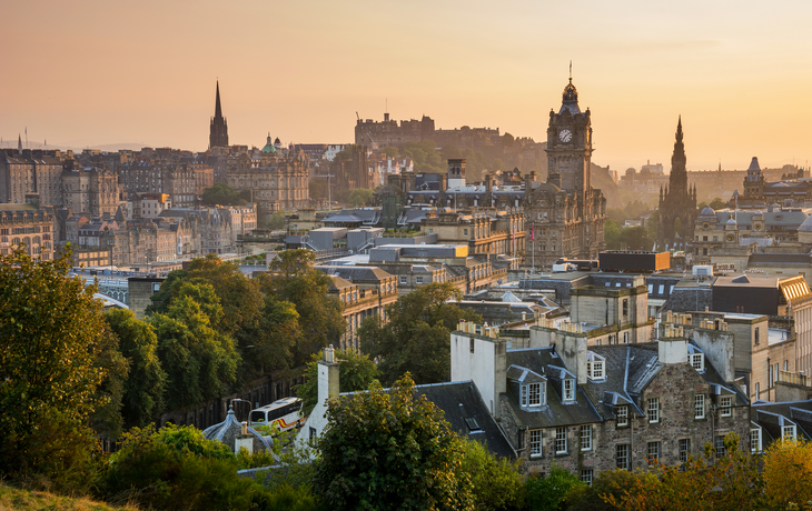 Edinburgh im Herbst vom Calton Hill aus betrachtet