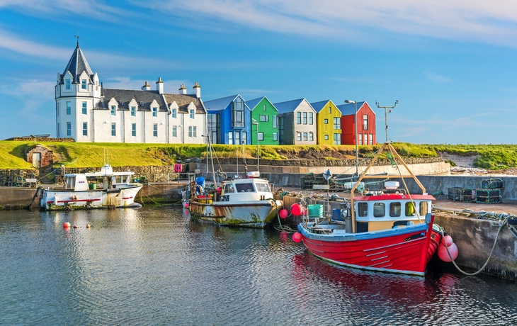 Die bunten Gebäude von John O'Groats an einem sonnigen Nachmittag, Caithness-Grafschaft, Schottland.