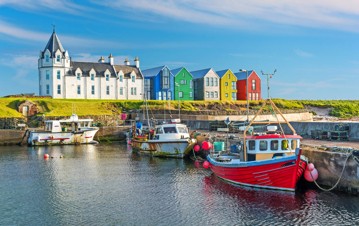 Die bunten Gebäude von John O'Groats an einem sonnigen Nachmittag, Caithness-Grafschaft, Schottland.
