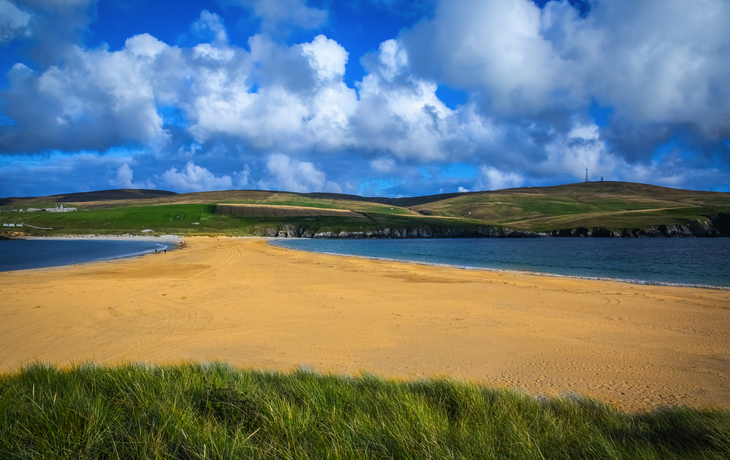 Tombolo, ein Dünenstreifen, auf St Ninian's Isle, eine Shetland-Insel, Vereinigtes Königreich